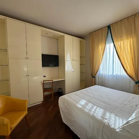 克里斯塔罗酒店 4* 朱利亚诺瓦